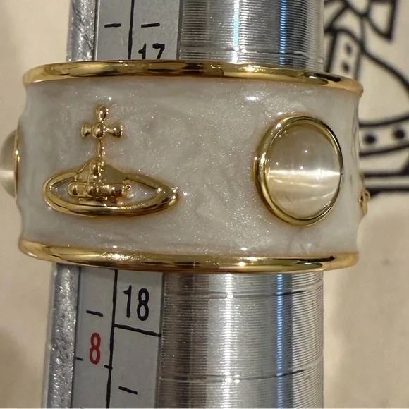 Vivienne Westwood King Ring in White Enamel - Picture 4 of 4